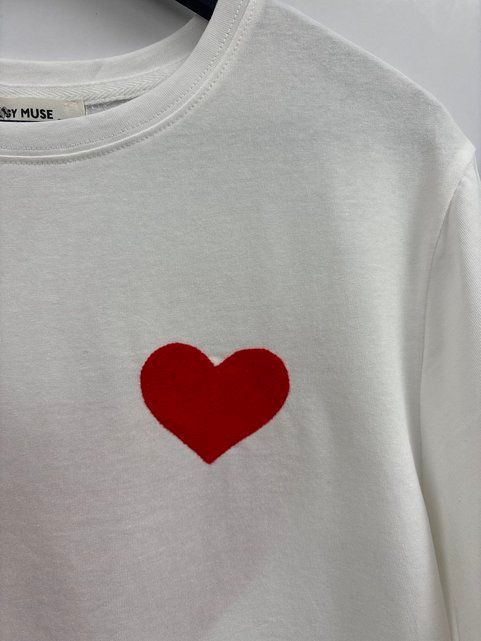 CAMISETA BLANCA CORAZóN ROJO