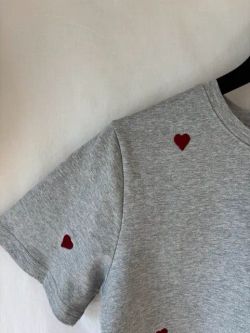 CAMISETA GRIS CORAZONES