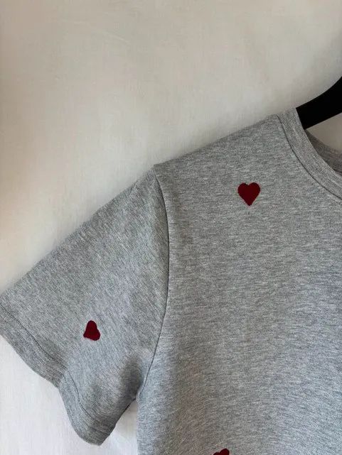 CAMISETA GRIS CORAZONES