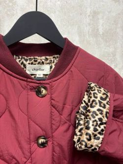 CHAQUETA ACOLCHADA GRANATE CON FORRO ANIMAL PRINT