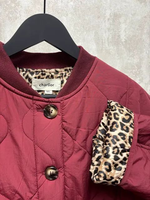 CHAQUETA ACOLCHADA GRANATE CON FORRO ANIMAL PRINT