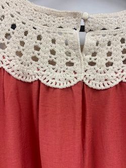 VESTIDO MIDI CORAL CON CUELLO CROCHET