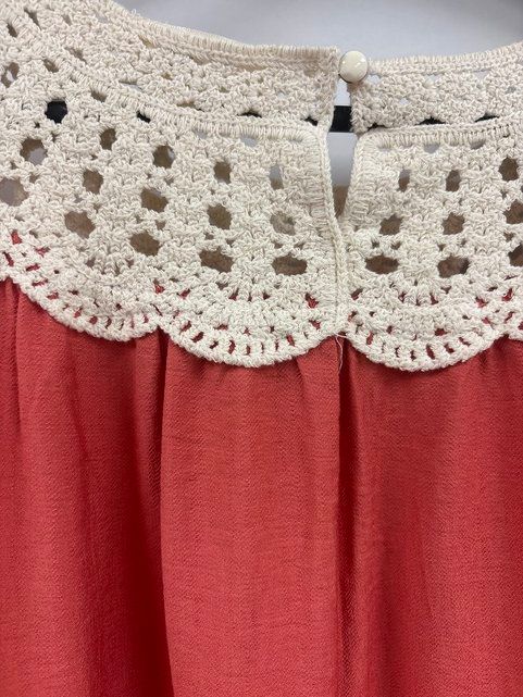 VESTIDO MIDI CORAL CON CUELLO CROCHET